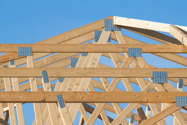 Construction d'une toiture en bois sur fond de ciel bleu