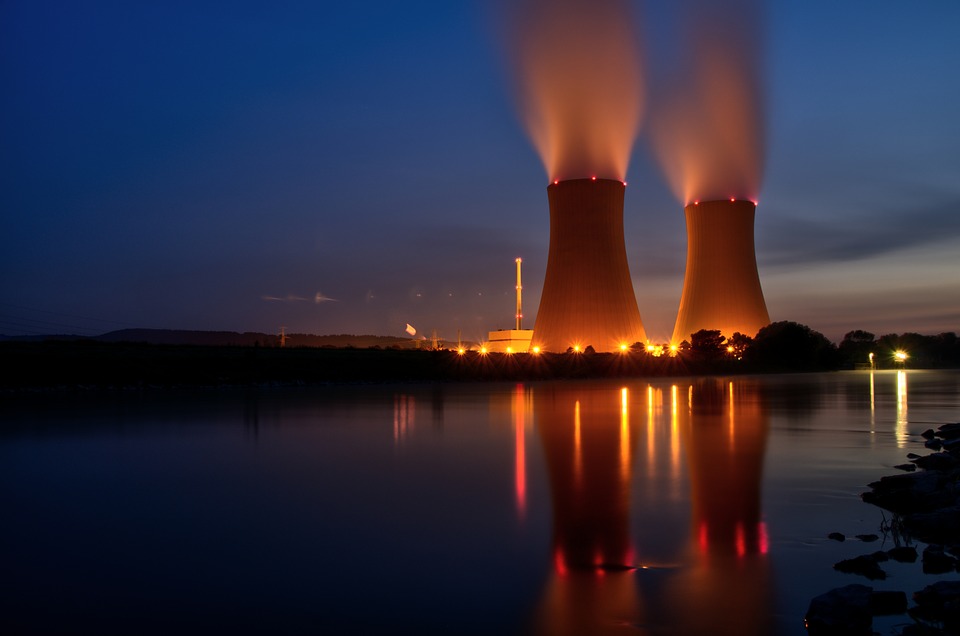 Réacteurs nucléaires éclairés la nuit