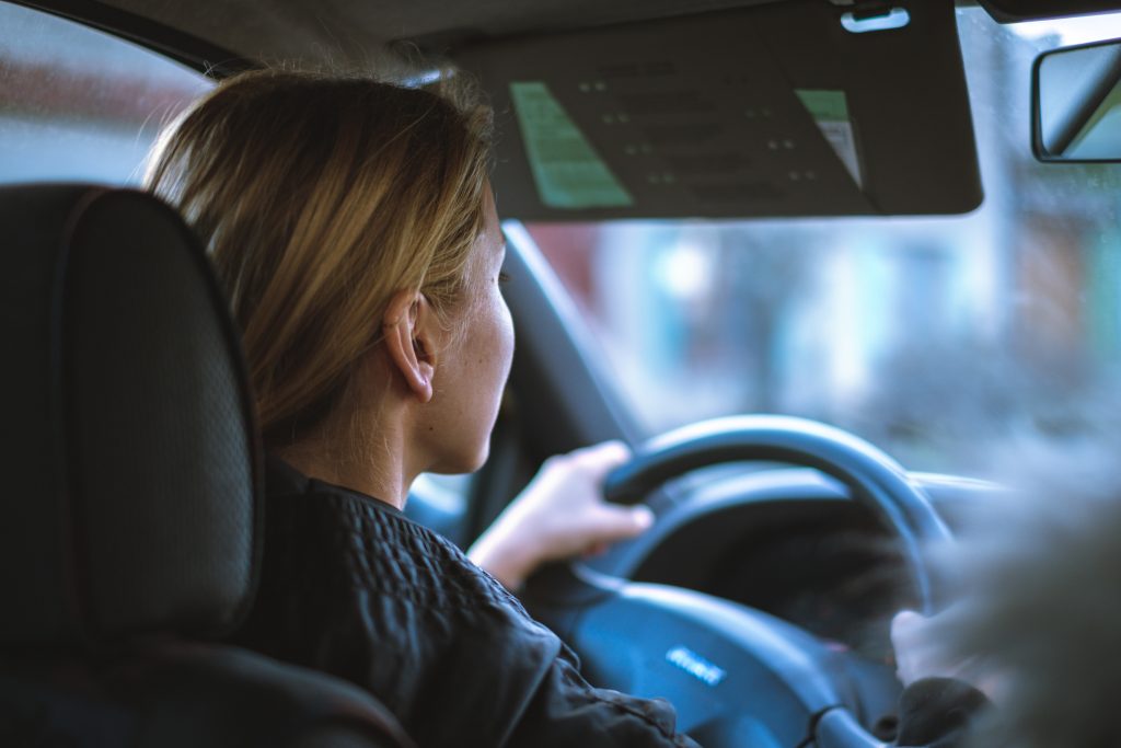 Une femme conduisant une voiture