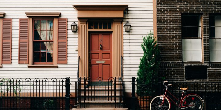 Comment bien choisir sa porte d’entrée pour consommer moins ?