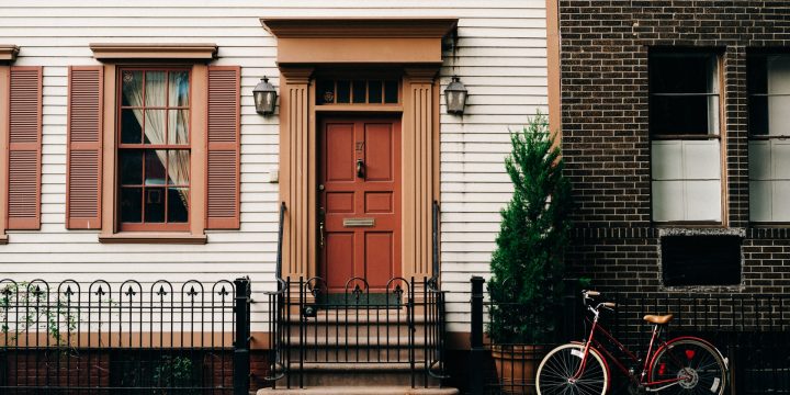 Comment bien choisir sa porte d’entrée pour consommer moins ?